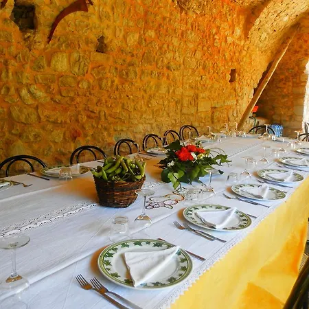 Residenza Di Paese Castello Del Poggio בית הארחה 3*