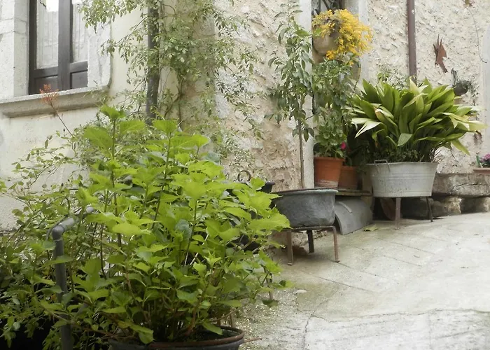 Residenza Di Paese Castello Del Poggio Affittacamere 3*