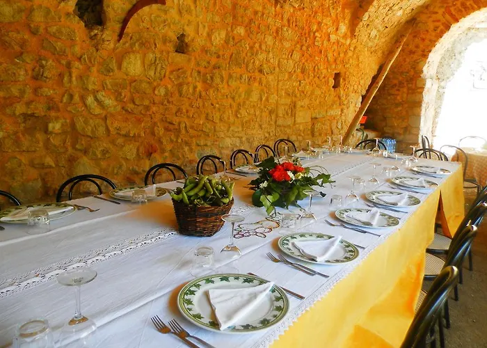 Residenza Di Paese Castello Del Poggio Affittacamere 3*